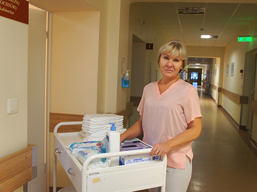 Ukrainos karo pabėgėlė akušerė Maryna patenkinta slaugytojos padėjėjos darbu